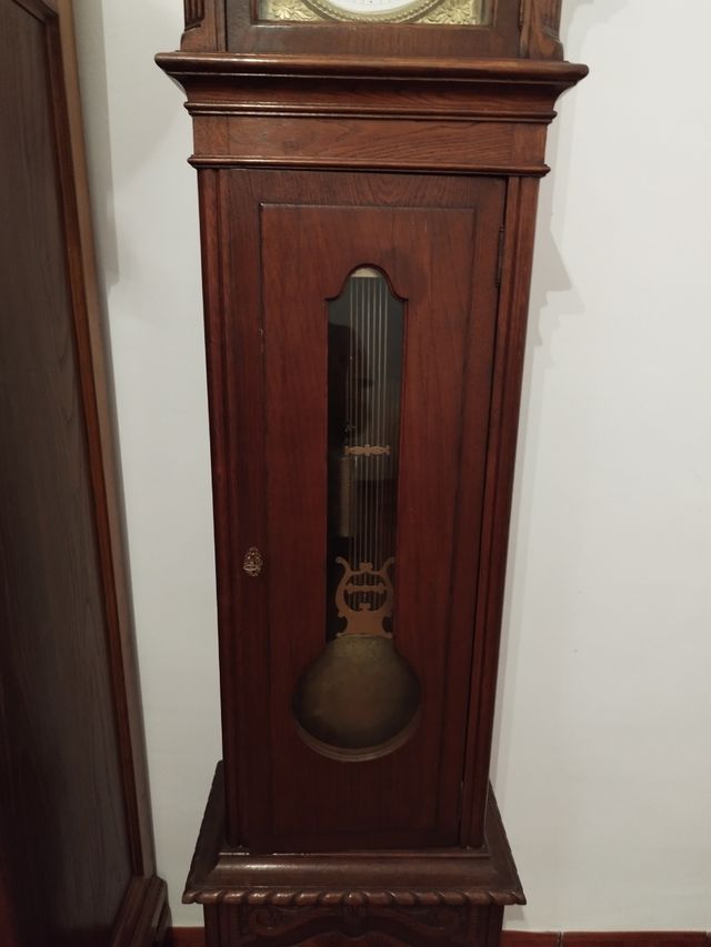 Reloj de pie antiguo