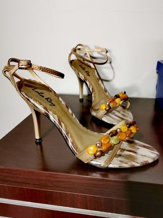 Sandalias tacón con abalorios