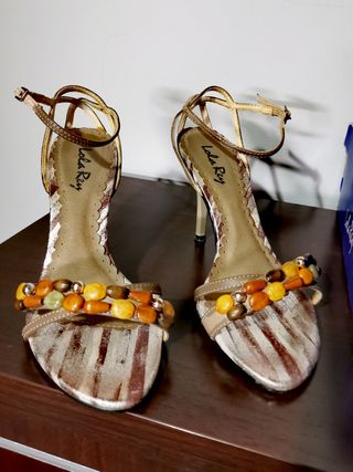 Sandalias tacón con abalorios