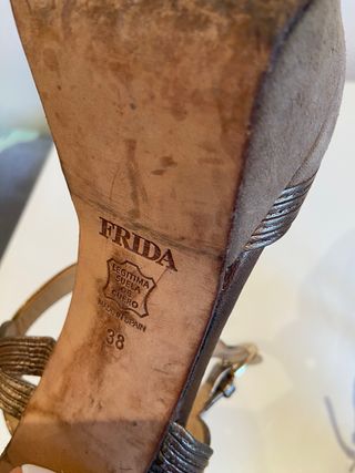 Zapatos dorados marca Frida. Talla 38