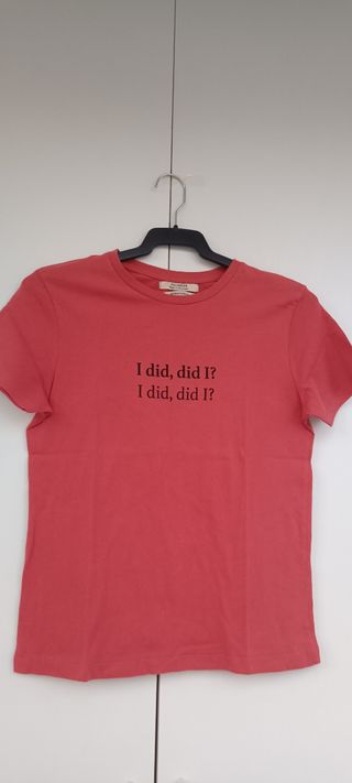 Camiseta coral con letras