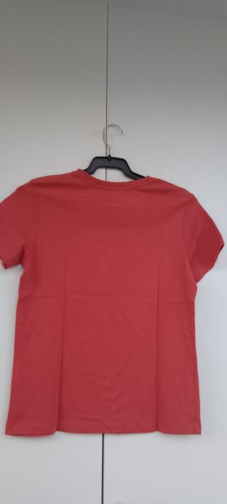 Camiseta coral con letras