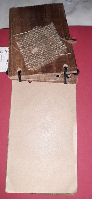 Libreta hecha a mano de madera.