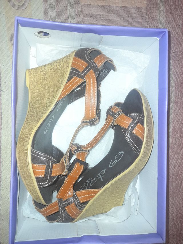 SANDALIAS CON CUÑA DE CUERO NÚMERO 36 NUEVAS