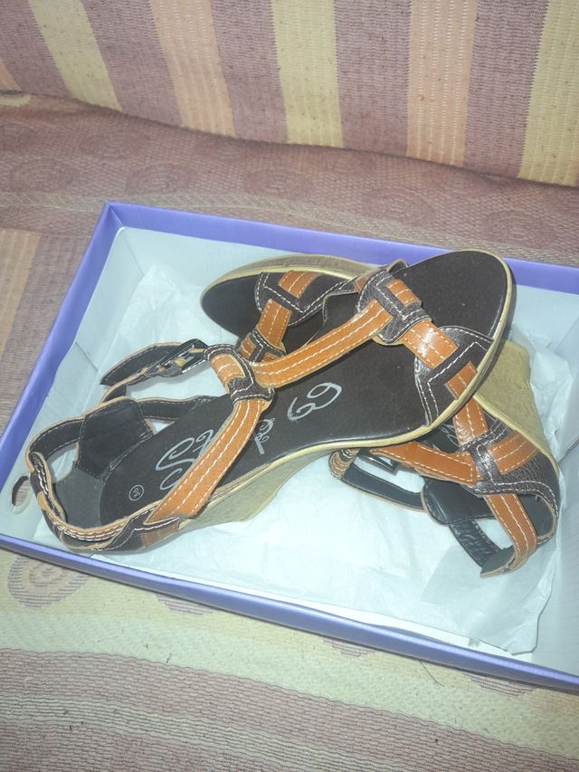 SANDALIAS CON CUÑA DE CUERO NÚMERO 36 NUEVAS