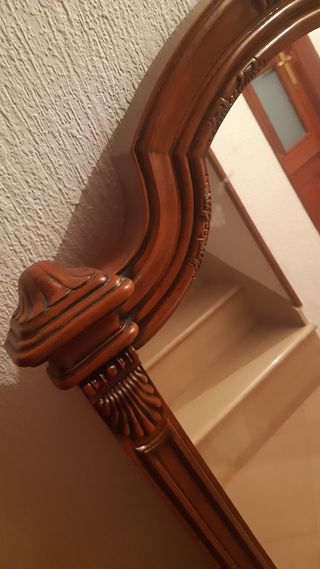 Gran espejo  con marco de madera.