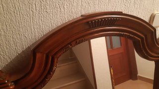 Gran espejo  con marco de madera.