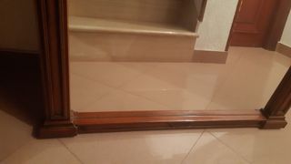 Gran espejo  con marco de madera.