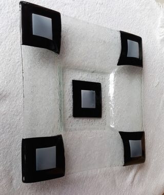 Bandeja de cristal para decoración moderna.