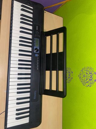 Un piano eléctrico con sensibilidad en las teclas