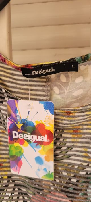 Camiseta desigual .Muy desigual