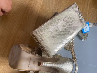 Sandalias y bolso dorado