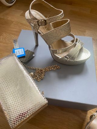Sandalias y bolso dorado