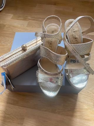 Sandalias y bolso dorado