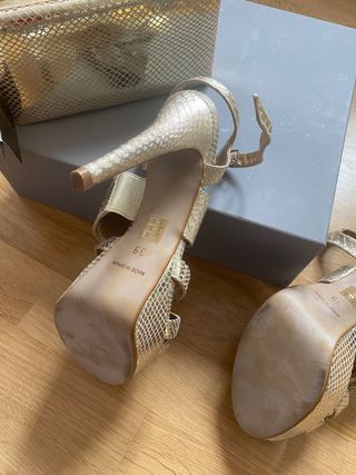 Sandalias y bolso dorado