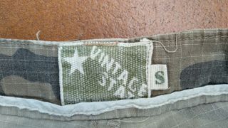 PANTALÓN ESTILO MILITAR