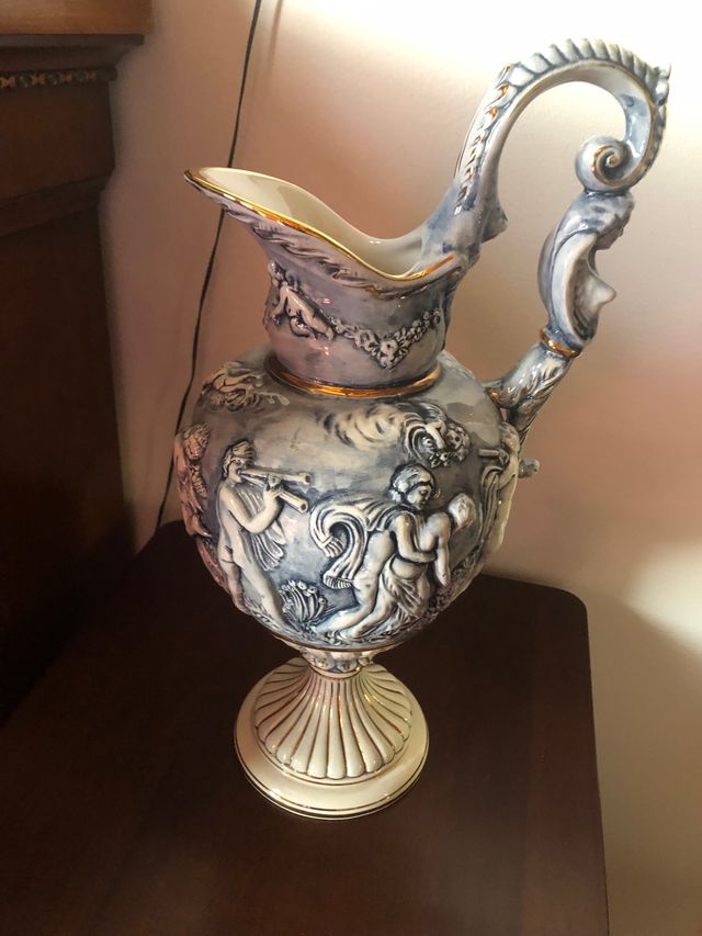 Capodimonte. Jarrón de porcelana