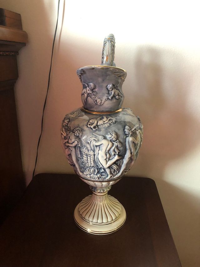 Capodimonte. Jarrón de porcelana