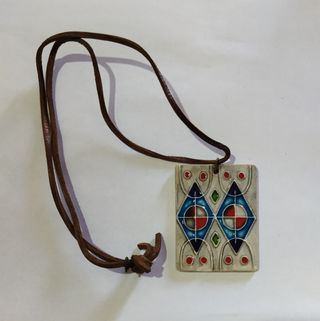 girocollo in cuoio con pendente tribale