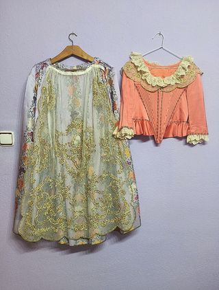 Traje de fallera con manteletas