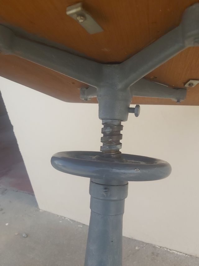 Mesa y Taburete industriales.