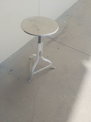 Mesa y Taburete industriales.