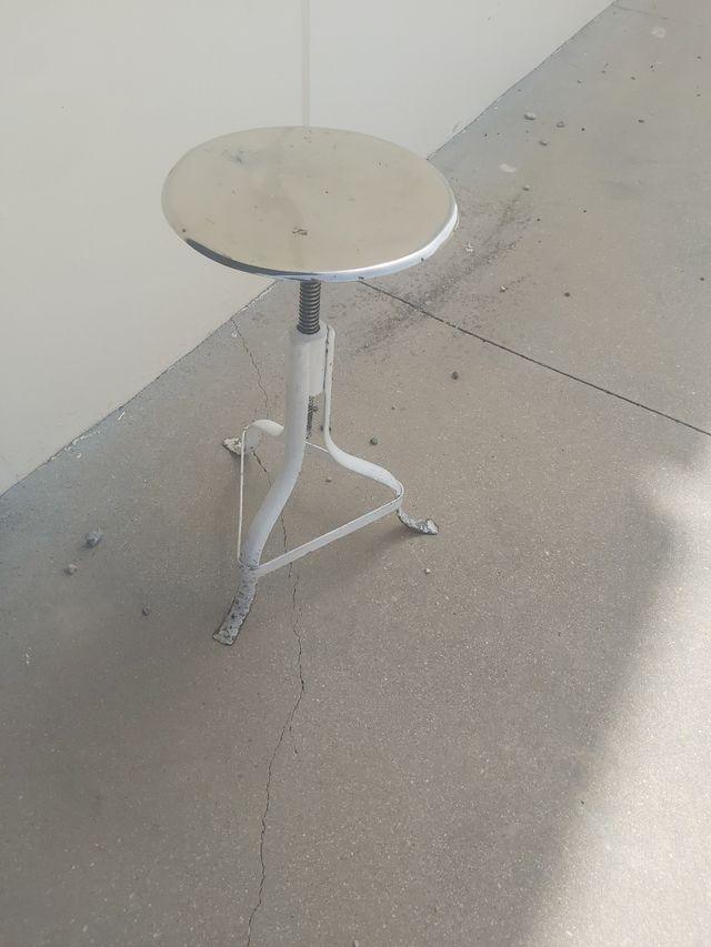 Mesa y Taburete industriales.