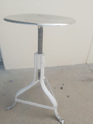 Mesa y Taburete industriales.
