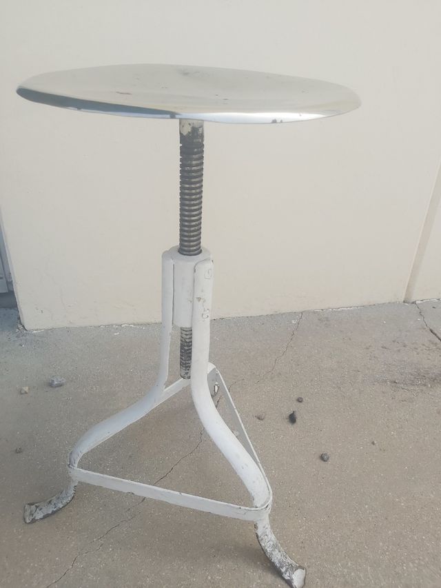 Mesa y Taburete industriales.