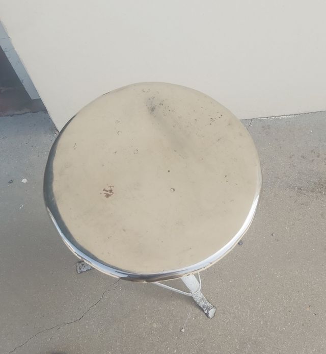 Mesa y Taburete industriales.