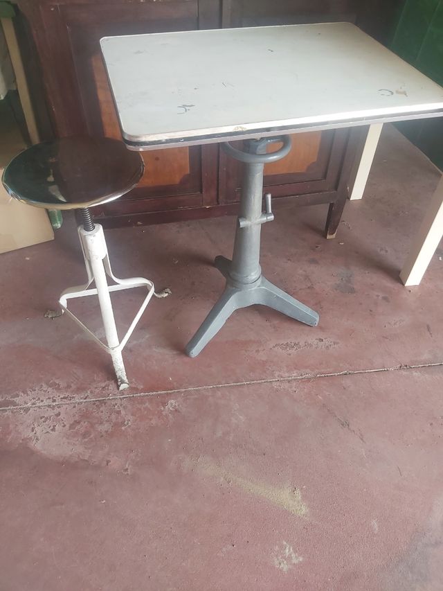 Mesa y Taburete industriales.