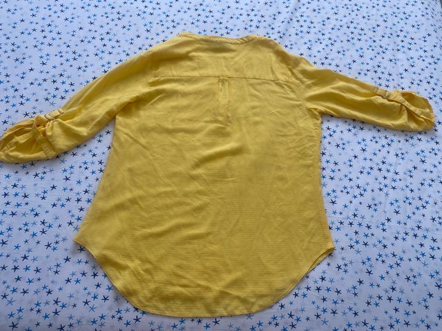 Camisa amarilla de cuello V - Moderna y cómoda