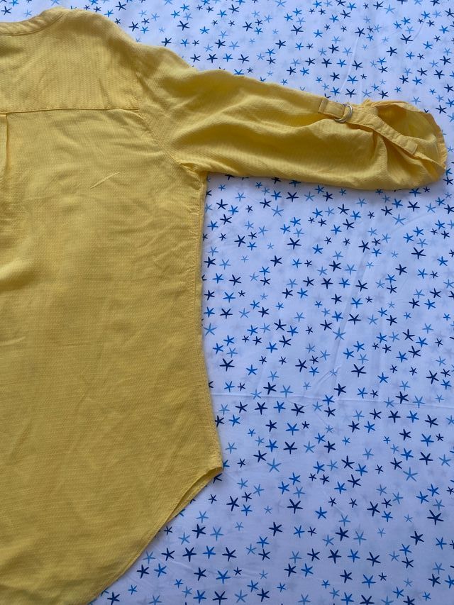 Camisa amarilla de cuello V - Moderna y cómoda