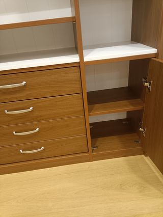 Librería en nogal sintético y blanco lacado