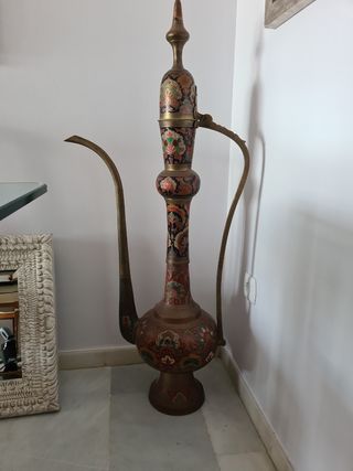 Tetera de latón con dibujos hindú