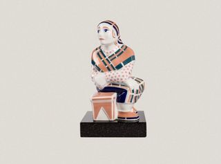 Figura sujetalibros mujer