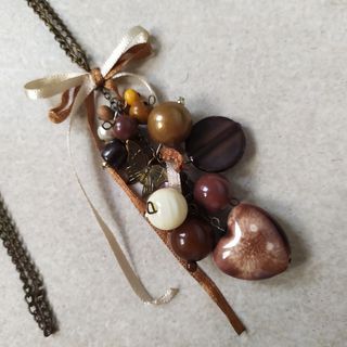 1€: Collar abalorios marrón