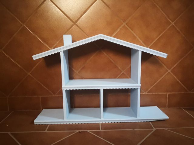 Casa delle bambole in libreria in legno azzurro