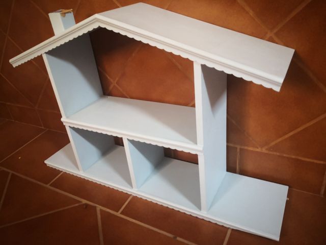 Casa delle bambole in libreria in legno azzurro