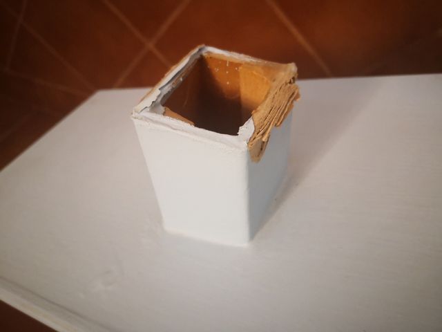 Casa delle bambole in libreria in legno azzurro