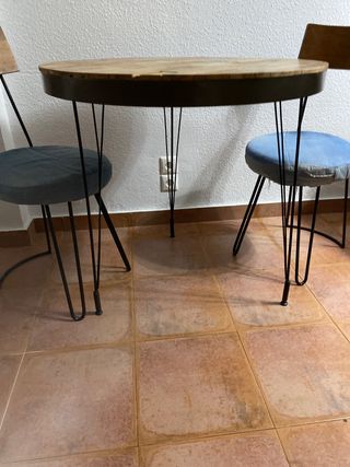 Mesa y dos sillas