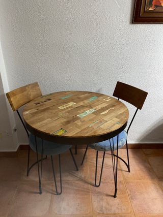 Mesa y dos sillas