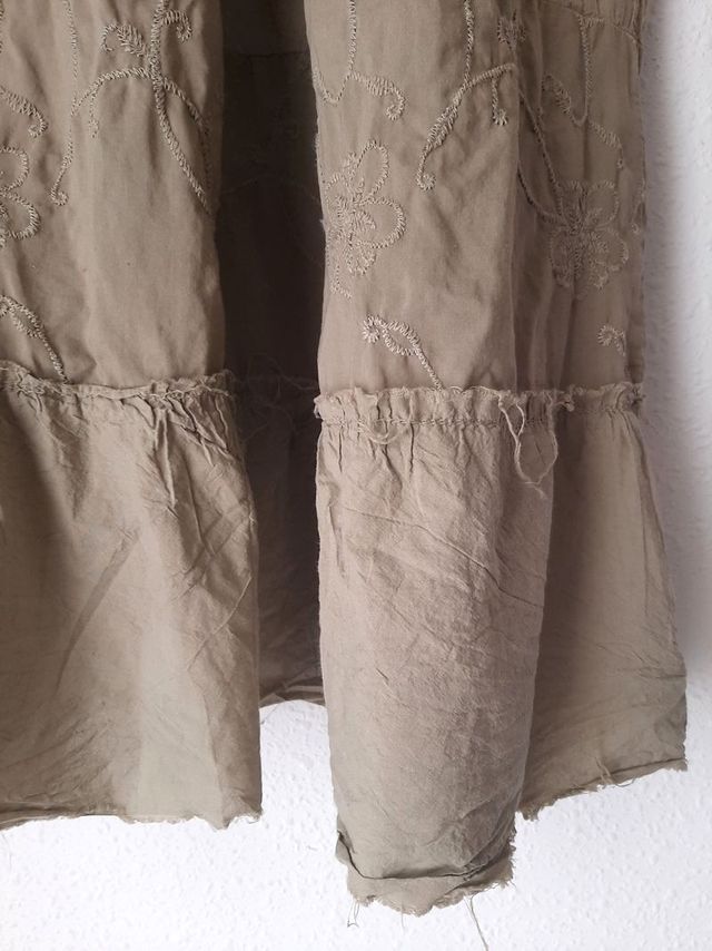 Falda larga, larguísima en color verde militar.