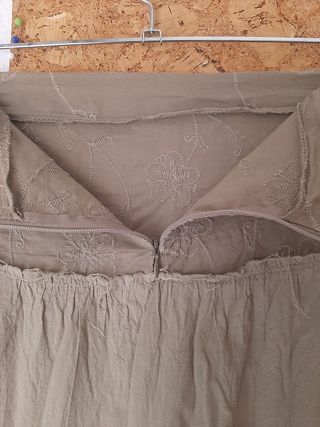 Falda larga, larguísima en color verde militar.