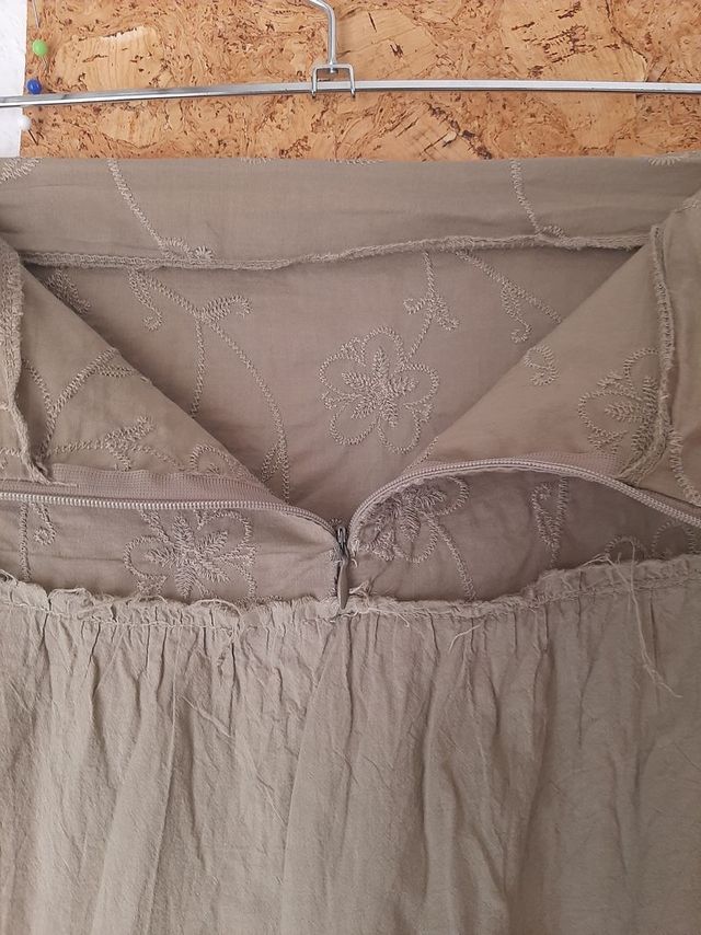 Falda larga, larguísima en color verde militar.