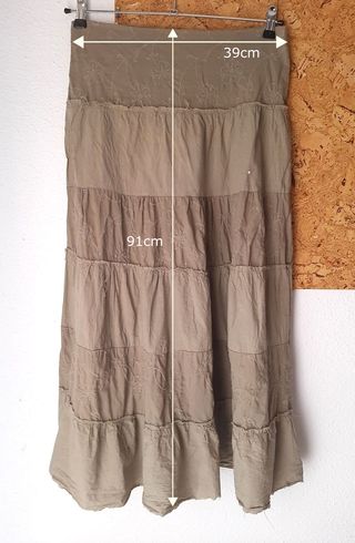 Falda larga, larguísima en color verde militar.
