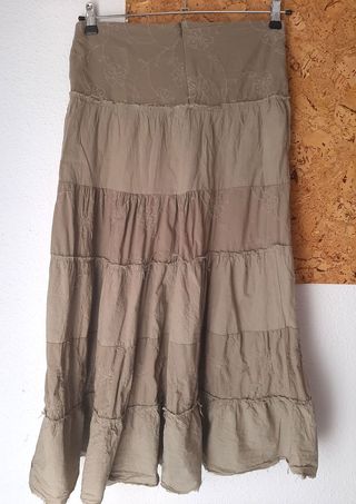 Falda larga, larguísima en color verde militar.