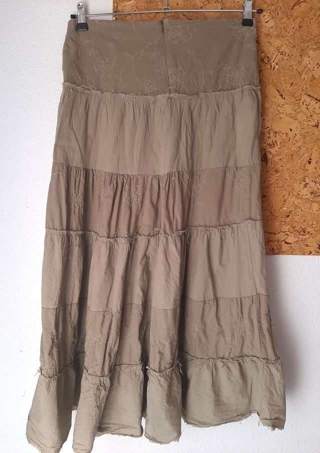 Falda larga, larguísima en color verde militar.