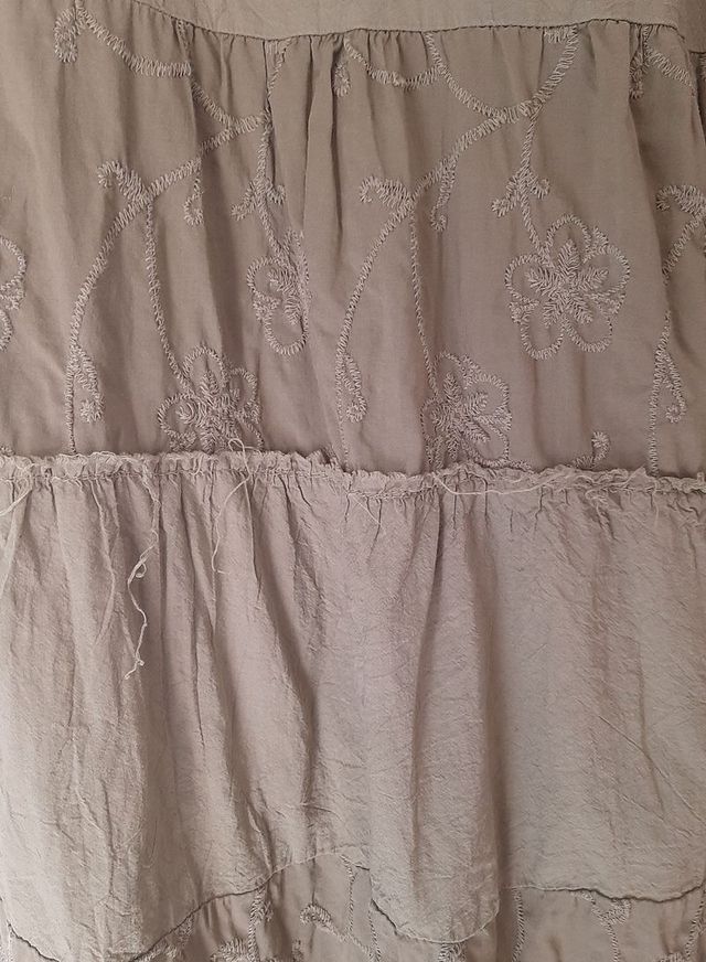 Falda larga, larguísima en color verde militar.