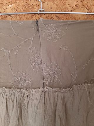 Falda larga, larguísima en color verde militar.